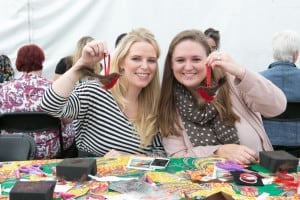 Handmade Christmas Fair - Kirstie Allsopp and Mollie Makes  make a Christmas robin decoration