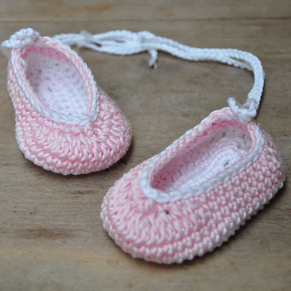 Baby crochet ballet pumps, baby shoes, free crochet pattern by HanJan Crochet Hannah Cross 