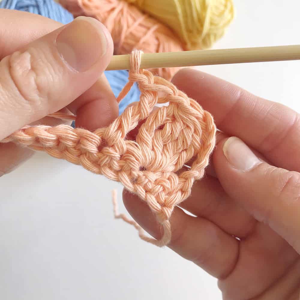 Learn to crochet the cluster stitch. Free crochet tutorial by Hannah Cross. Free crochet baby blanket pattern.