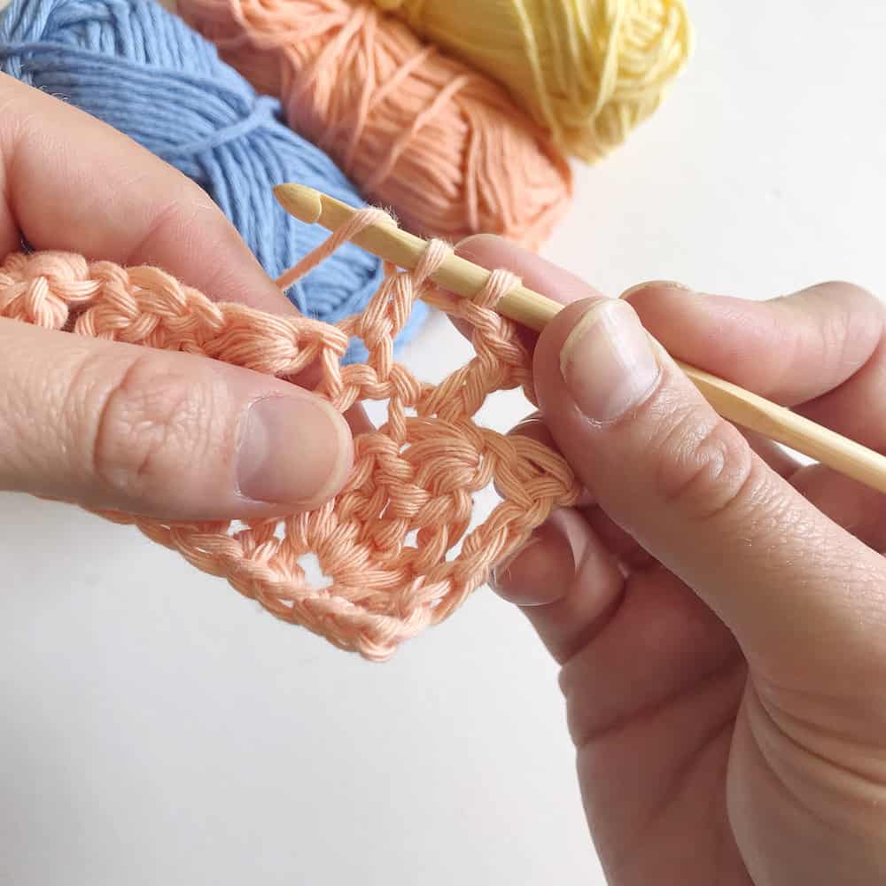 Learn to crochet the cluster stitch. Free crochet tutorial by Hannah Cross. Free crochet baby blanket pattern.