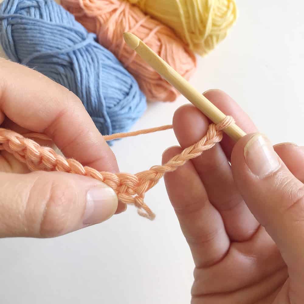 Learn to crochet the cluster stitch. Free crochet tutorial by Hannah Cross. Free crochet baby blanket pattern.