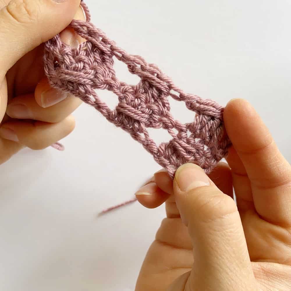 Learn the simple crochet cable stitch with this step by step tutorial and free crochet blanket pattern by HanJan Crochet. A beautifully delicate stitch for beginners learning to crochet that is perfect for baby blankets, cushions, scarves and much more. The pattern and tutorial is in both UK and US terms.