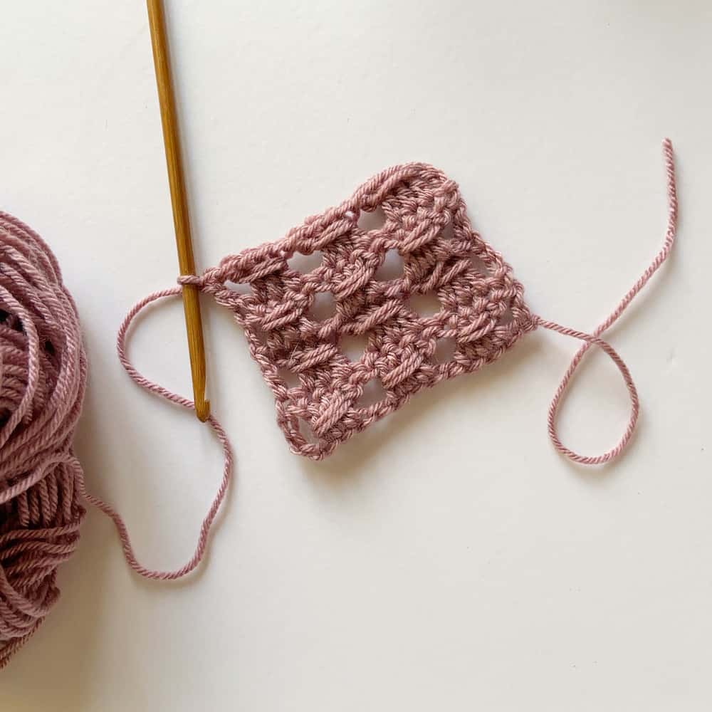 Learn the simple crochet cable stitch with this step by step tutorial and free crochet blanket pattern by HanJan Crochet. A beautifully delicate stitch for beginners learning to crochet that is perfect for baby blankets, cushions, scarves and much more. The pattern and tutorial is in both UK and US terms.