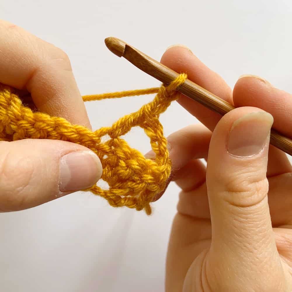 Learn to crochet the Cabbage Stitch with HanJan Crochet. A free step by step photograph tutorial to learn to crochet for beginners. The post also includes information about the free Oolong Blanket free crochet pattern by Hannah Cross.