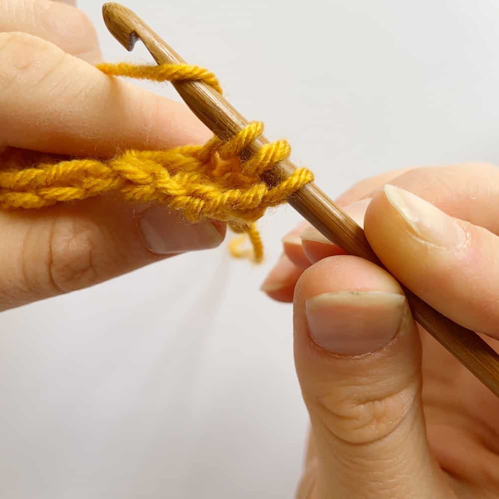 Learn to crochet the Cabbage Stitch with HanJan Crochet. A free step by step photograph tutorial to learn to crochet for beginners. The post also includes information about the free Oolong Blanket free crochet pattern by Hannah Cross.