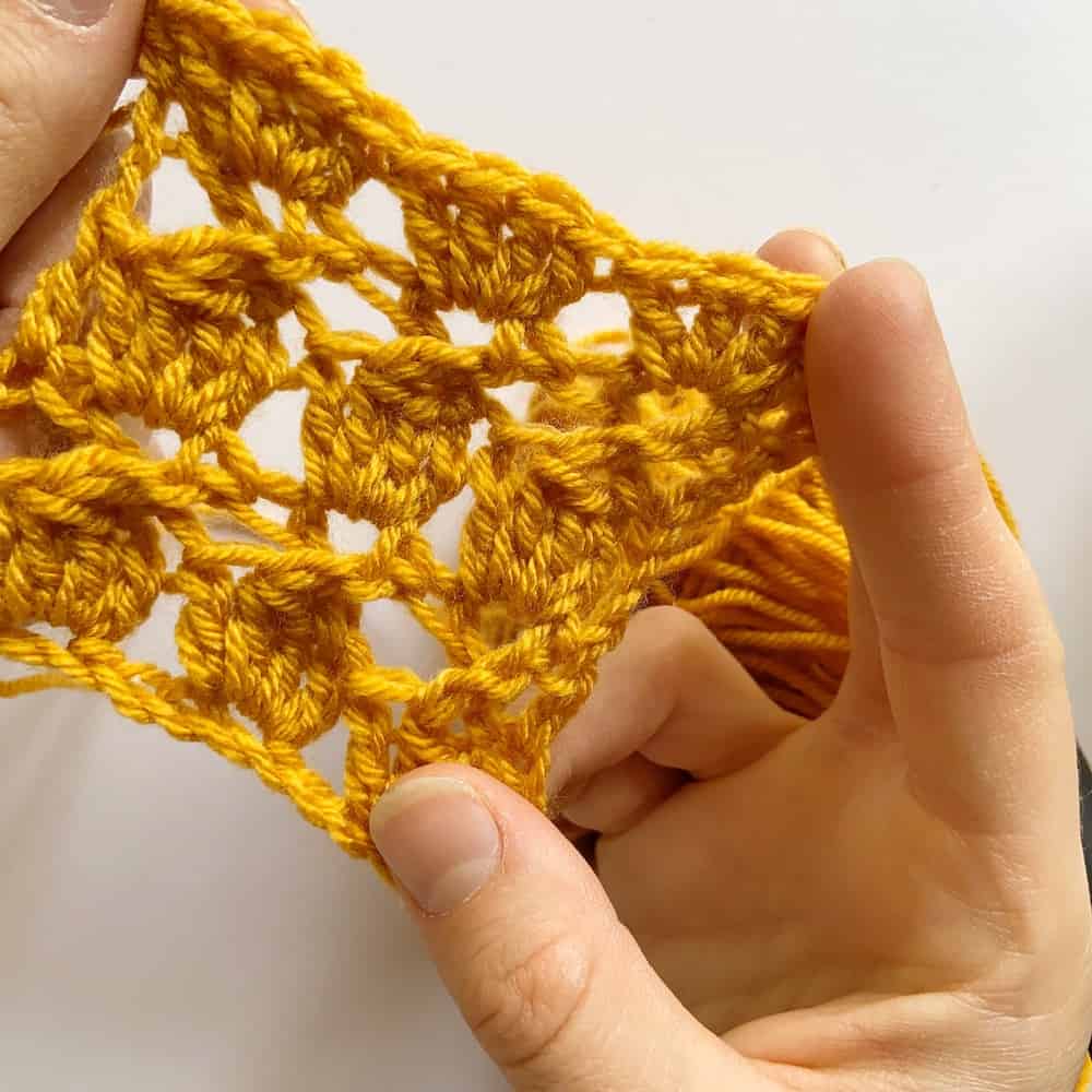 Learn to crochet the Cabbage Stitch with HanJan Crochet. A free step by step photograph tutorial to learn to crochet for beginners. The post also includes information about the free Oolong Blanket free crochet pattern by Hannah Cross.