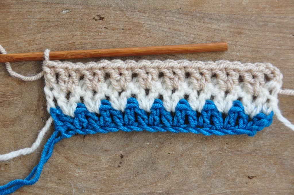 learn to crochet the V stitch crochet blanket with this free crochet pattern