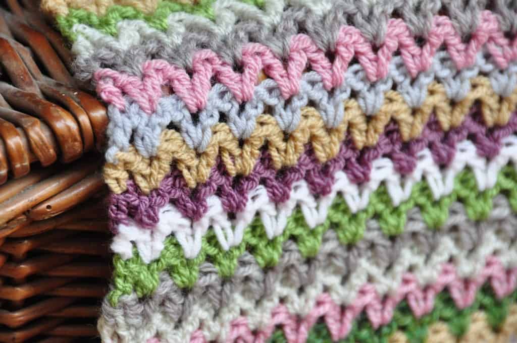 learn to crochet the V stitch crochet blanket with this free crochet pattern