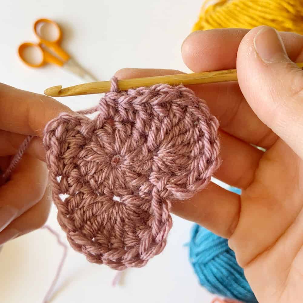 How to crochet a heart, simple and easy crochet step by step photo tutorial to crochet a heart. The heart appeal, I hold your heart in my hand. 