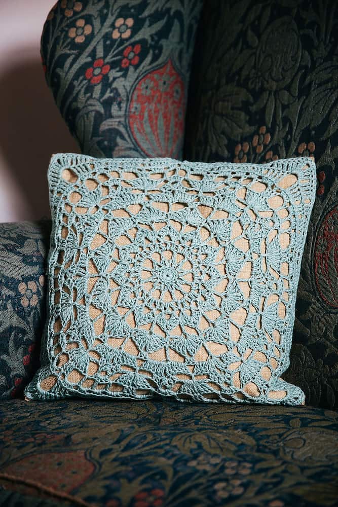 Simple lace crochet cushion William Morris chair. Free crochet home decor pattern.