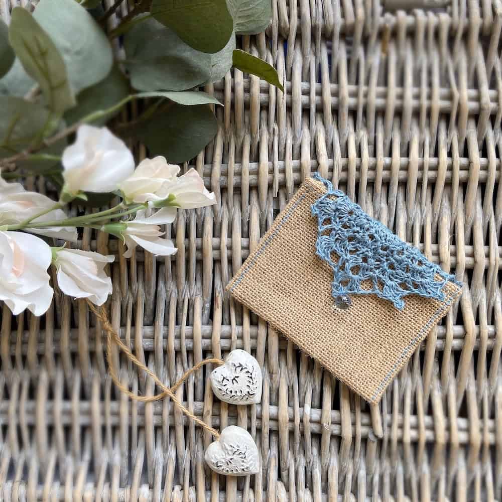 A free pattern for crochet wedding favour bags to make for any sophisticated wedding theme. Learn to crochet this linen thread mandala and hessian wedding favour bag to add to your handmade wedding.