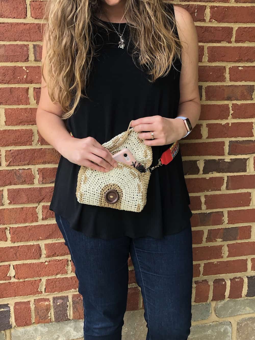 Boho belt bag, a free crochet bag pattern.