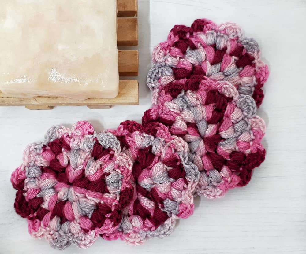 flower face scrubbies, a free crochet pattern