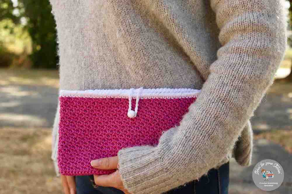 crochet seed stitch clutch bag, a free crochet pattern