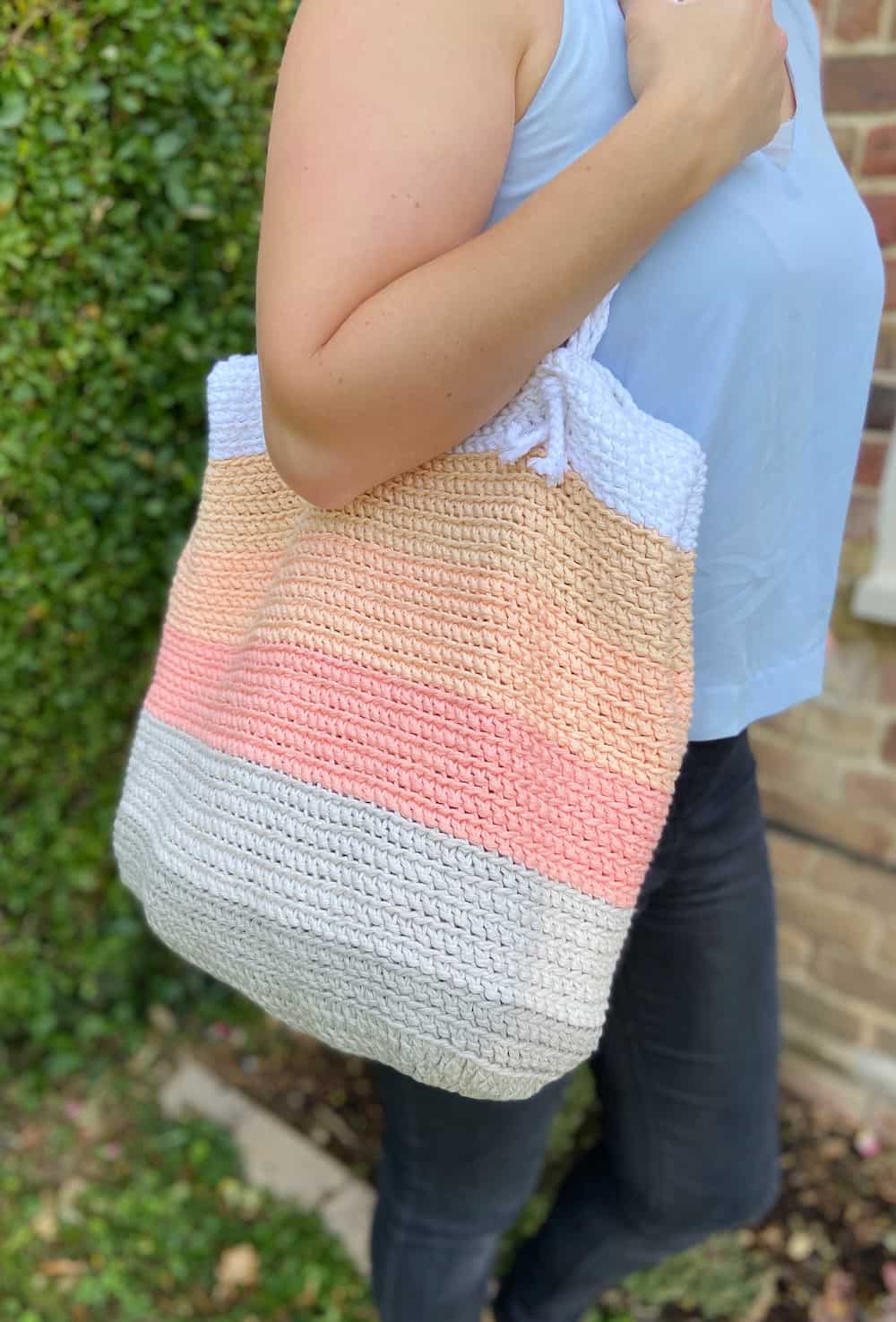 Summer stripe crochet beach bag. Learn to crochet with this free pattern.