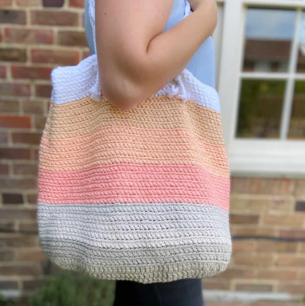 Easy and free crochet beach bag pattern for summer. Learn to crochet this beach or market tote bag.