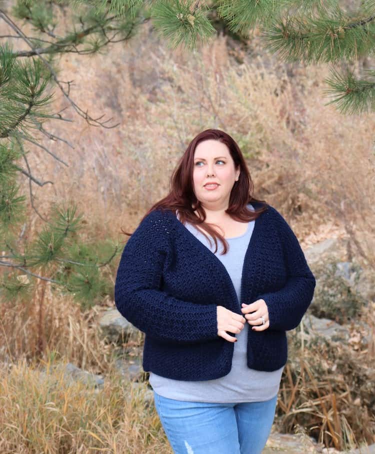 3xl model wearing Amaretti boyfriend crochet cardigan 