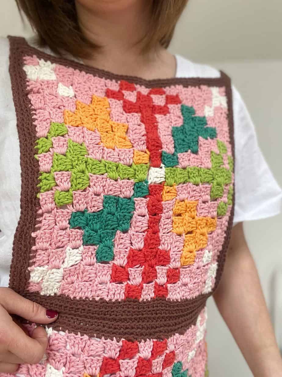 close up of retro c2c crochet apron top panel