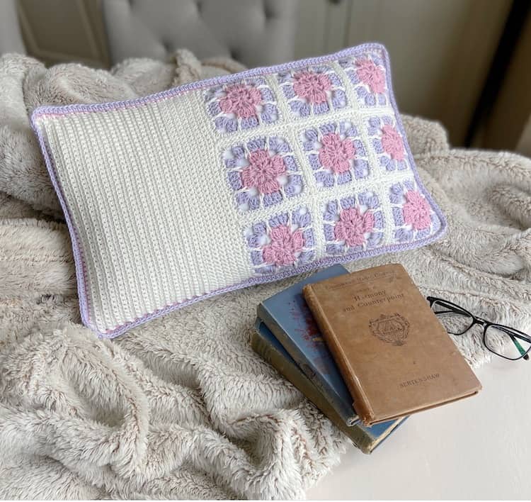 https://www.hanjancrochet.com/wp-content/uploads/2021/08/Crochet-Floral-Granny-Square-Cushion-Pattern-5.jpg