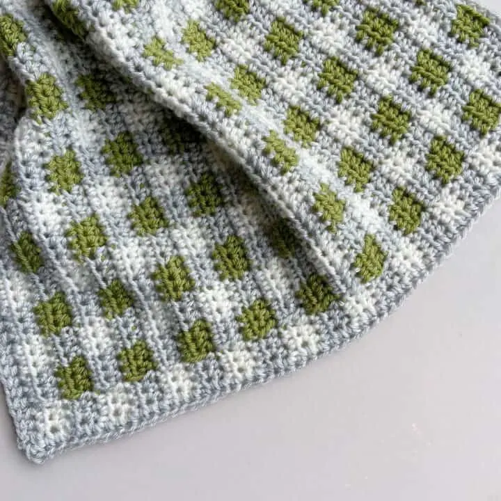 Paragon plaid crochet blanket pattern in green, white and grey