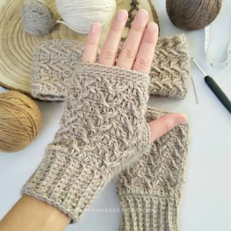 Hygge crochet gloves in cream.