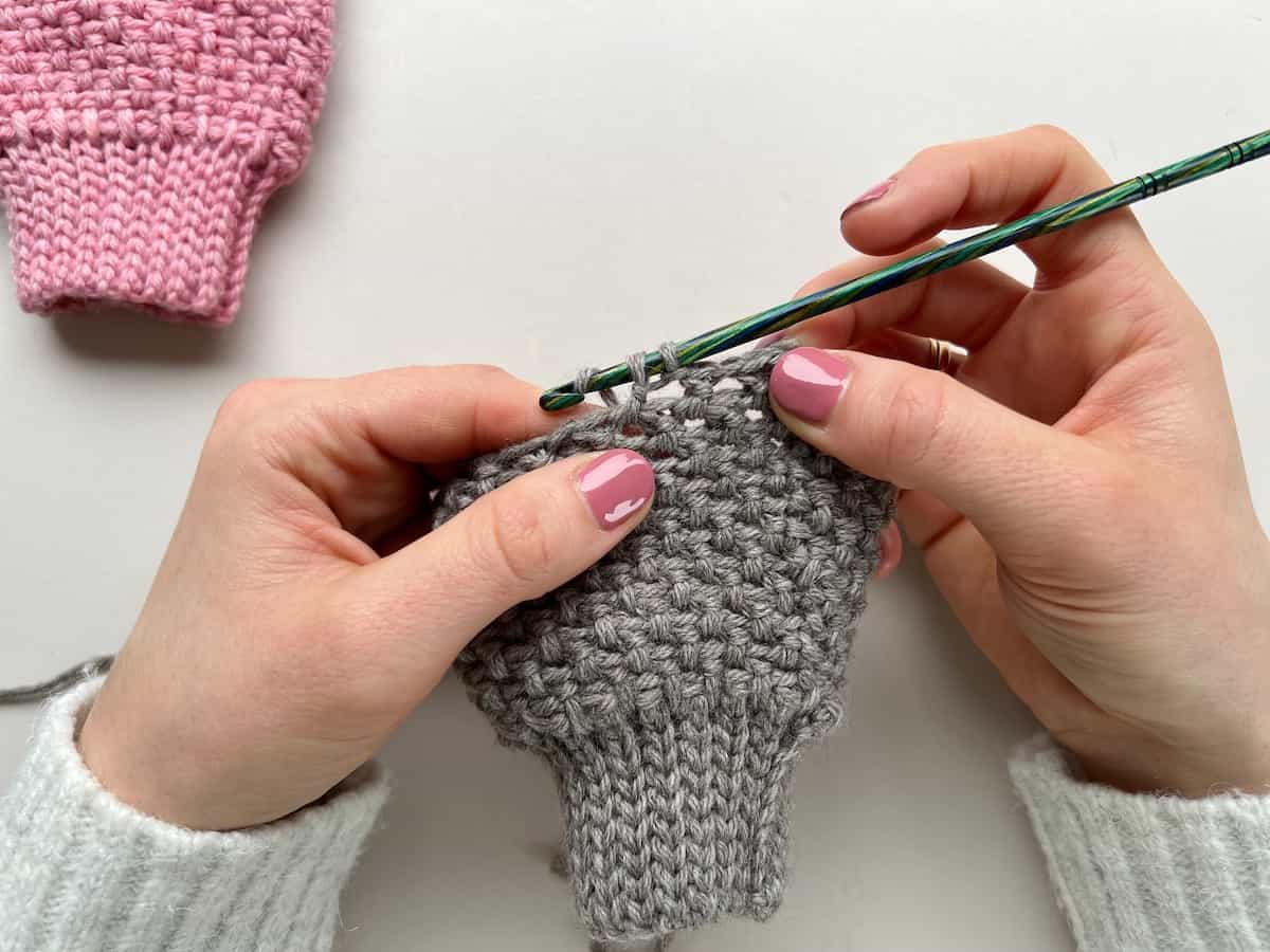 Herringbone half double crochet moss stitch tutorial 16