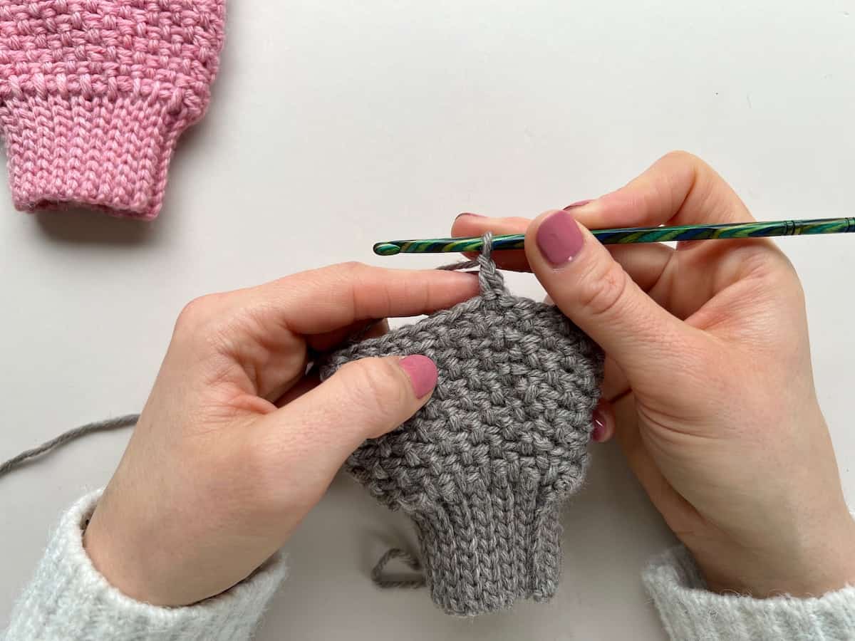 Herringbone half double crochet moss stitch tutorial 9