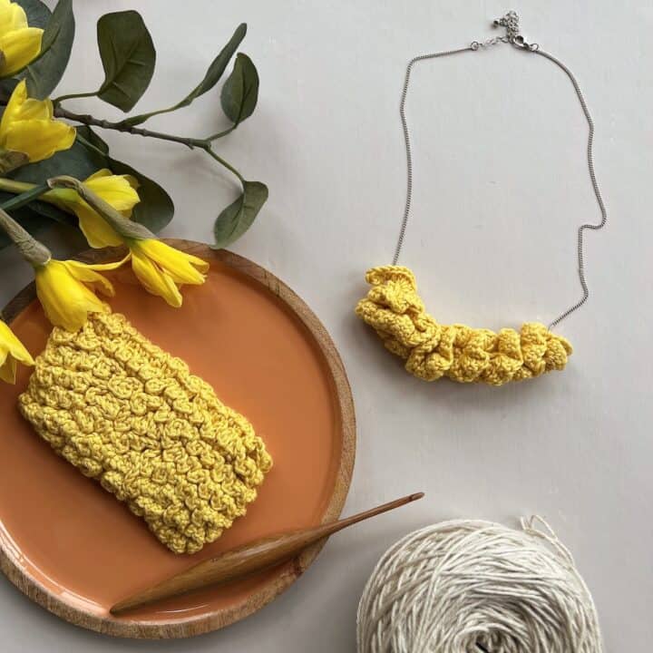 easy crochet necklace pattern with ruffle stitch in yellow