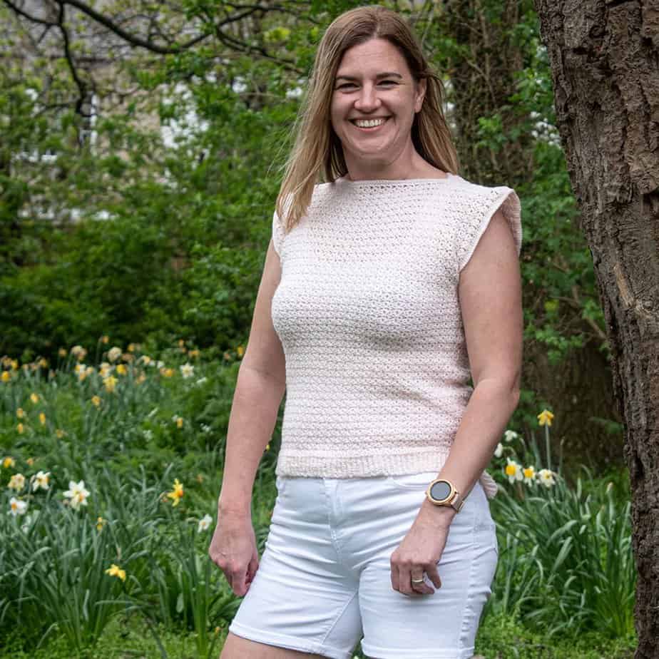 Easy summer crochet tee top pattern in pale pink.