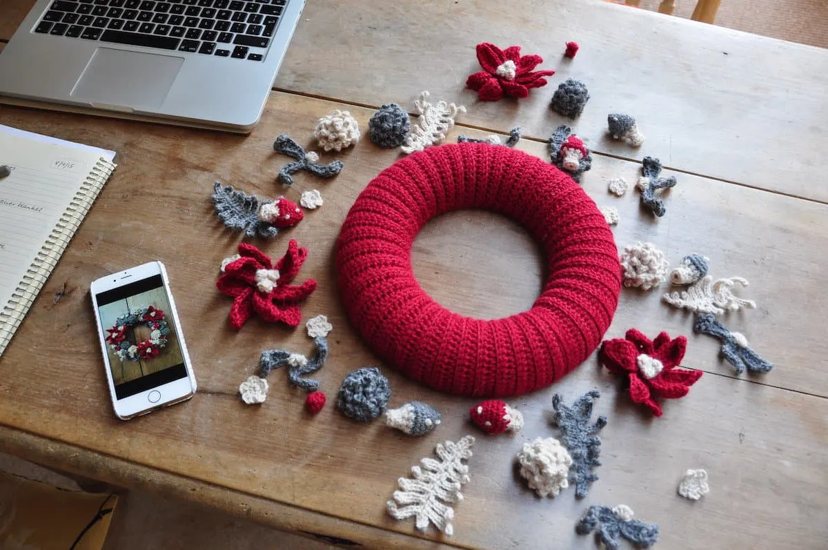 Image showing how to crochet a wreath and decide where to put all the small elements before gluing them in place.