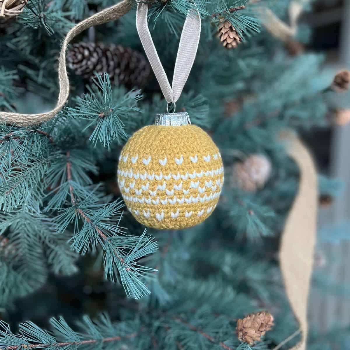 Fair Isle Crochet Bauble Pattern: Spots and Stripes