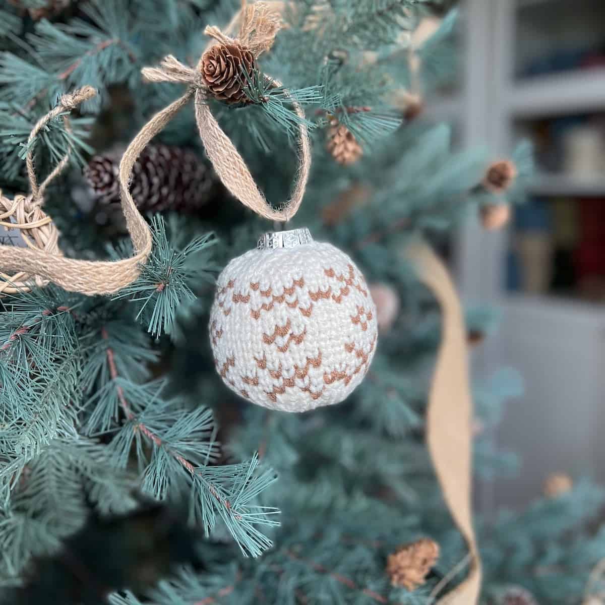 Criss cross Fair Isle bauble pattern in crochet.