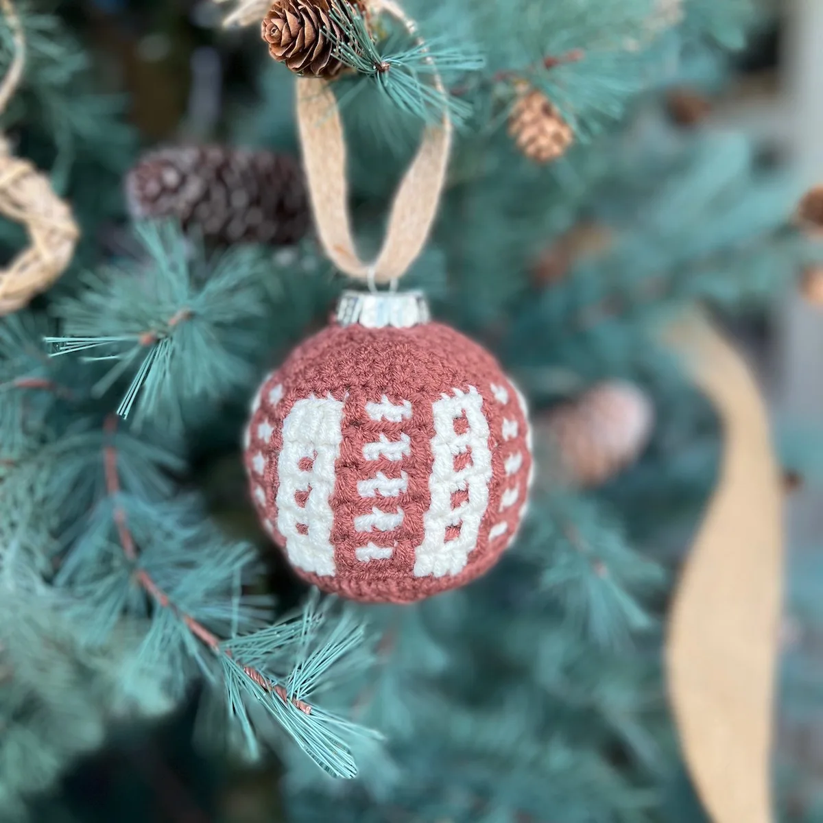 Easy crochet Christmas decoration pattern using overlay mosaic crochet.