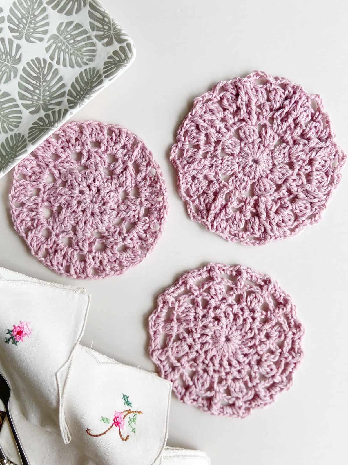 Detail picture of free crochet coaster pattern in pink.
