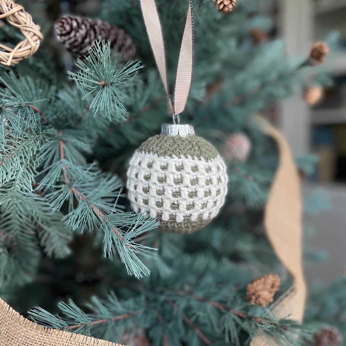 Easy overlay mosaic crochet bauble pattern in green and ivory.