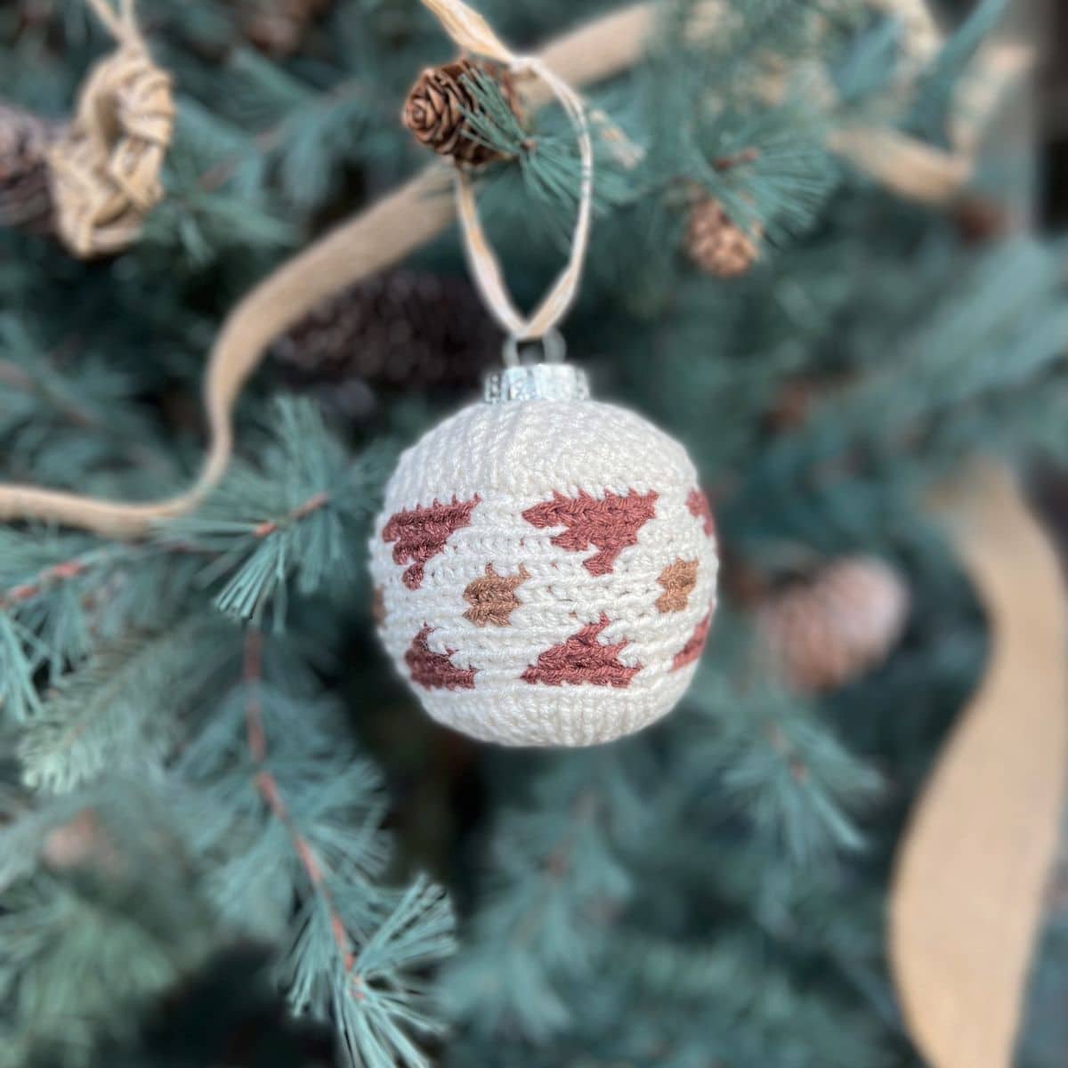 Diamond crochet tree decoration pattern.