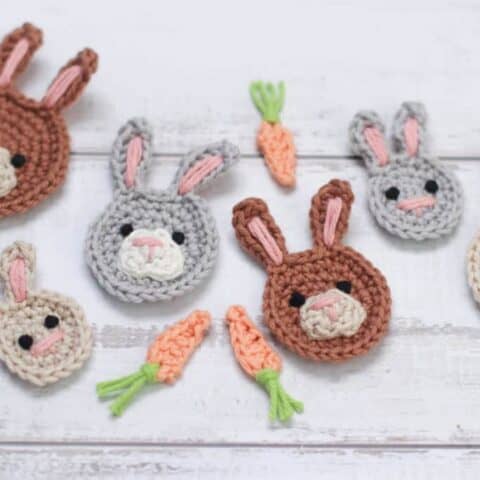 Crochet bunny appliqué pattern with little carrots.