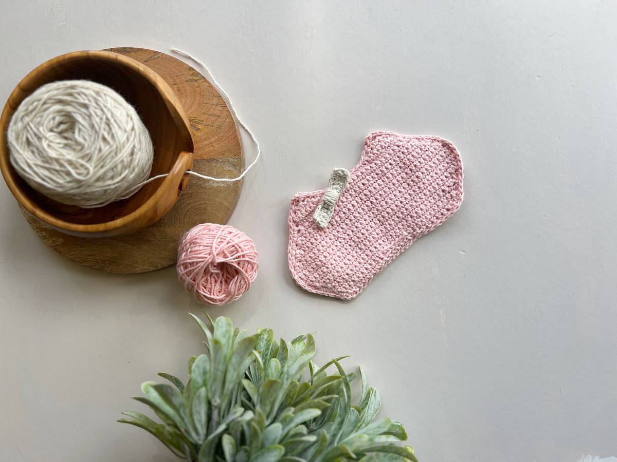 Crochet mask pattern with cute cat ears.