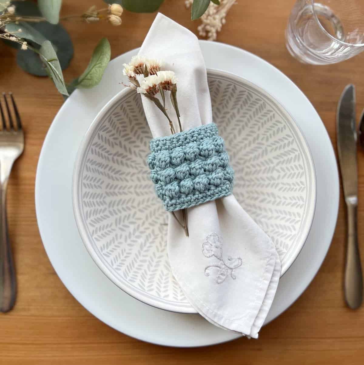 Bobble stitch napkin ring pattern.