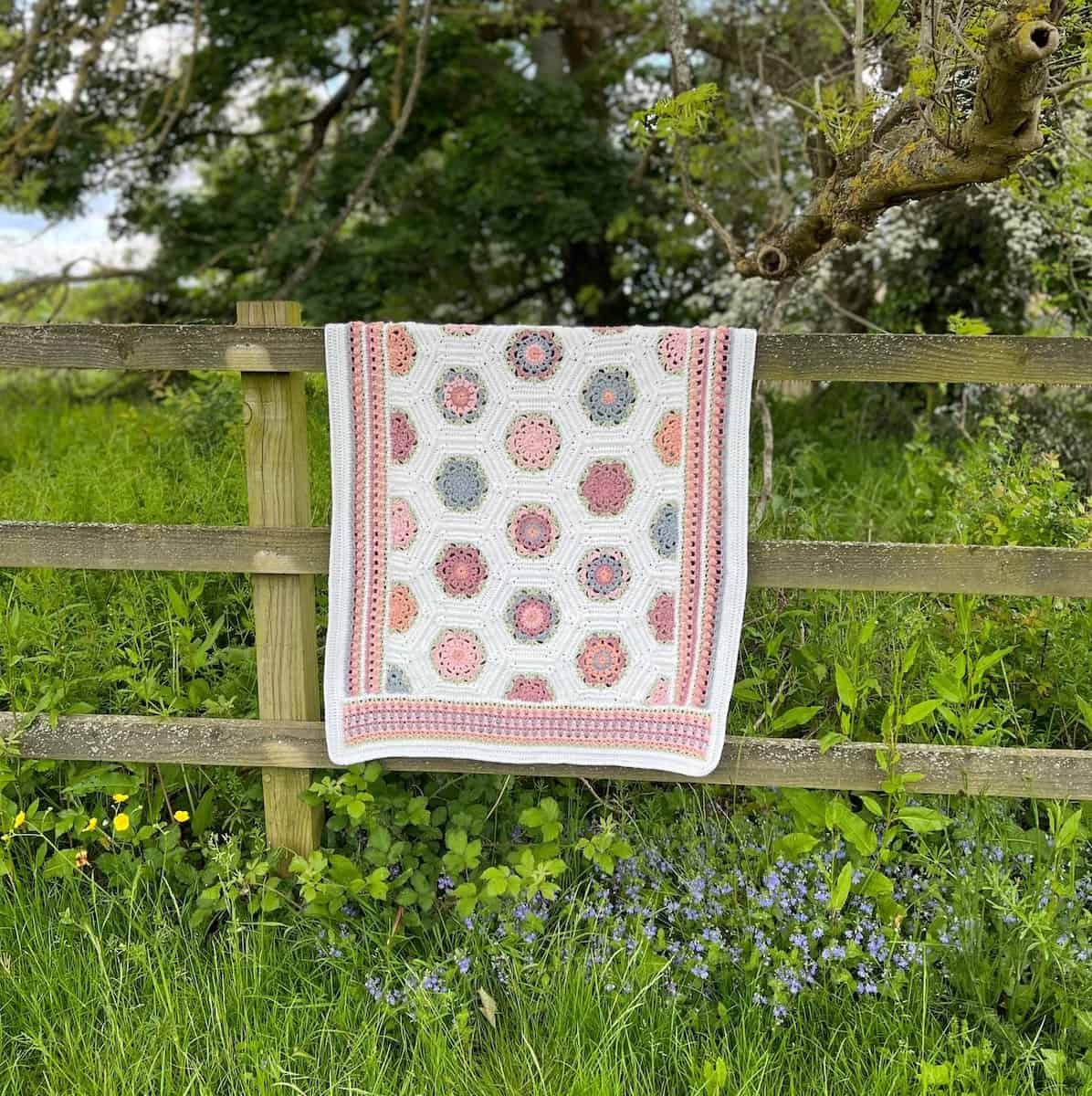 Hexagon Crochet Blanket Pattern – Time to Bloom
